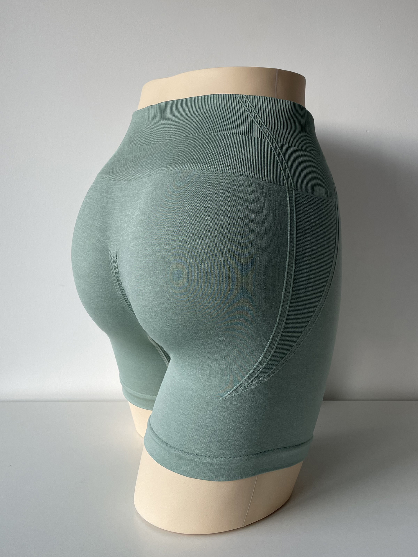 Seamless  Butt-Lifting Yoga Shorts LX8180D