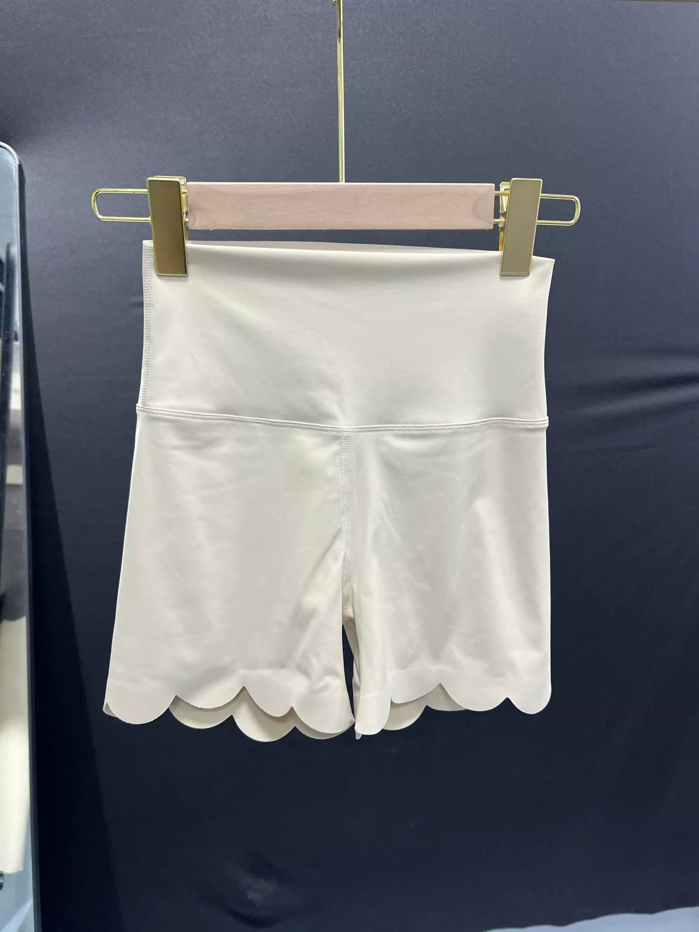 High-Waisted Lace Yoga Capri Shorts with Butt-Lifting Design SKL-FNK202416