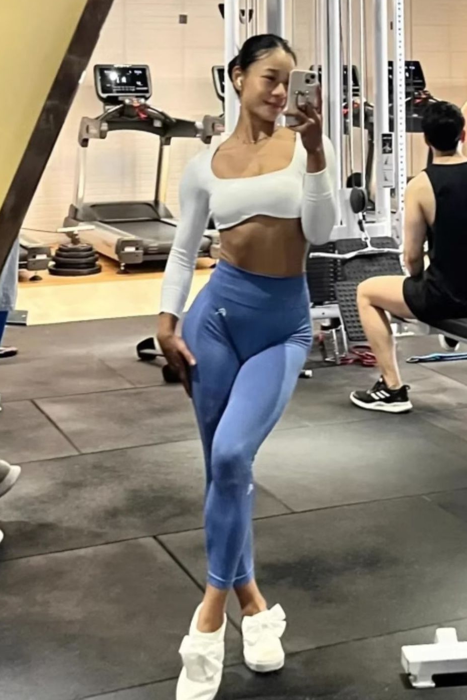 Comfortable Skin-Friendly Long-Sleeve Crop Top with Built-in Bra SKL-FNK8830