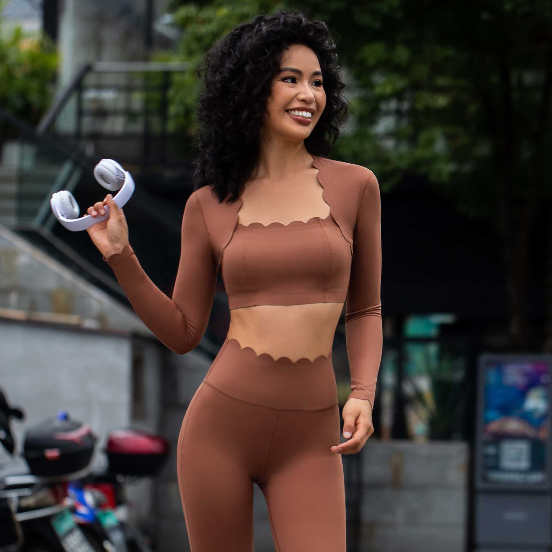 Square Neckline High-Stretch Fitted Yoga Long-Sleeve Crop Top SKL-FNK8810